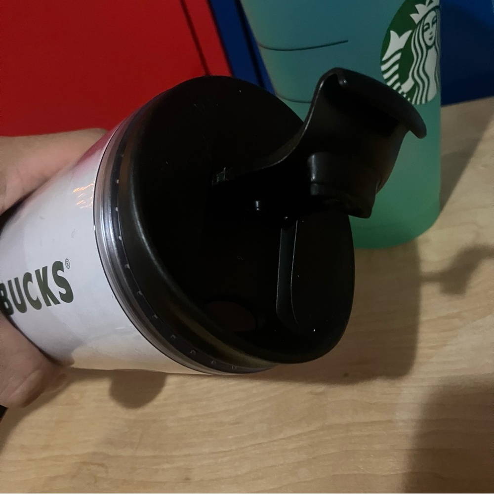 Assorted Starbucks cups and traveling cup, tumbler, mug - Picture 3 of 3